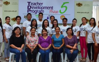 14 Teachers from Quezon receive training and scholarships from UPOU and partners.