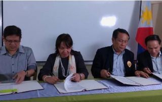 UPOU and PPSC officials sign memorandum of agreement. (From left: Dean Primo G Garcia; Chancellor Melinda dP. Bandalaria; President Ricardo de Leon; and Dean Mauricio V. Ramos)