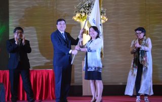 Chancellor Bandalaria, the incoming President, received the AAOU flag turned over by President Wong and Dr. Li.