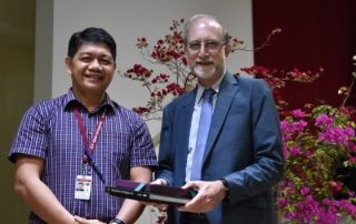 Dr. Bagarinao hands Dr. Passey the tokens of appreciation for sharing his expertise on inclusive technologies for education.