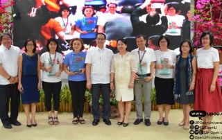 The most outstanding and the best performing UPOU employees were bestowed the UPOU Gawad Chancellor awards. This photo shows President Danilo Concepcion and Chancellor Melinda Bandalaria (middle) with the Gawad Chancellor Awardees (holding plaques) and officials from UP, Executive Vice President Teodoro Herbosa (leftmost), Faculty Regent Patricia Arinto (rightmost); and UPOU officials Vice Chancellor for Finance and Administration Jean Saludadez (2nd from left) and Vice Chancellor for Academic Affairs Melinda Lumanta (2nd from right).