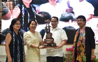 UP President Concepcion accepts the miniature Oblation as a token of UPOU’s appreciation. He is flanked by (L-R) UPOU Vice Chancellor for Academic Affairs, Dr. Melinda Lumanta; UPOU Chancellor, Dr. Melinda dP. Bandalaria; and Former UPOU Chancellor, Dr. Grace Javier Alfonso.