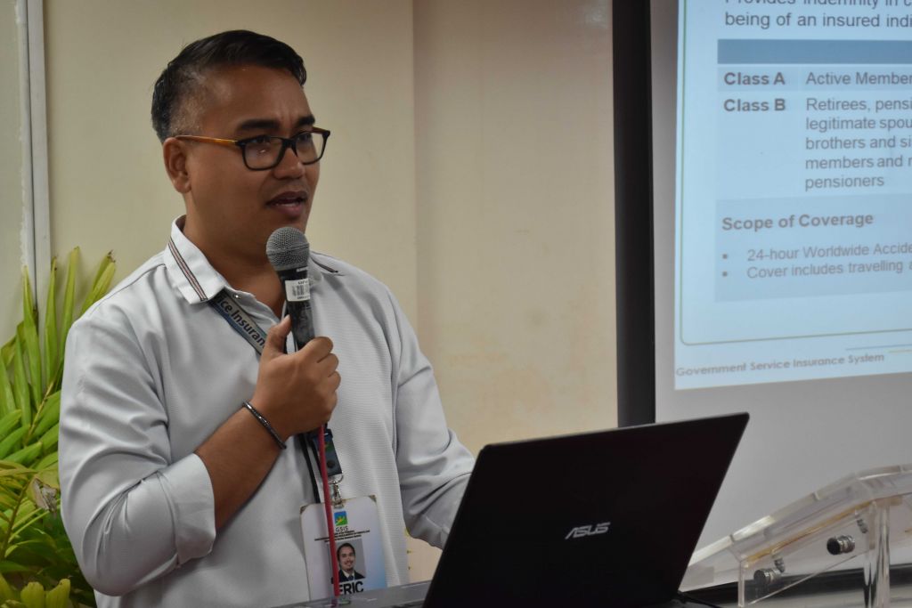 GSIS Orientation at UPOU Mr. Enrico L. Torres, Frontline Services Division Staff Officer III of the Government Service Insurance System (GSIS), conducted a re-orientation about the basic social security benefits provided by GSIS to UPOU employees.