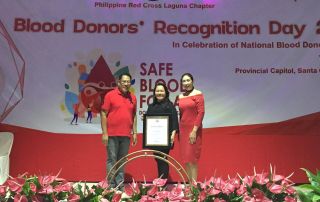 Ms. Emely Amoloza (center) receives the PRC Scroll of Honor Award in behalf of UPOU.