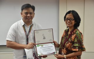 Mr. Hans R. Alcantara (L), Director of Civil Service Commission CSC Field Office – UP, receives the certificate of appreciation for conducting an orientation on the implementing rules and regulations of RA 11032 from UPOU Vice Chancellor for Finance and Administration, Dr. Jean A. Saludadez .