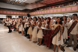 Graduating students in UP Baguio raise their right hands while reciting the alumni pledge. UP MPRO 2019 file photo.