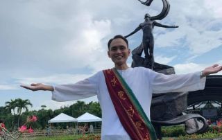 Dr. Uro in front of the UPOU Oblation statue in the 2019 UPOU Commencement Rites