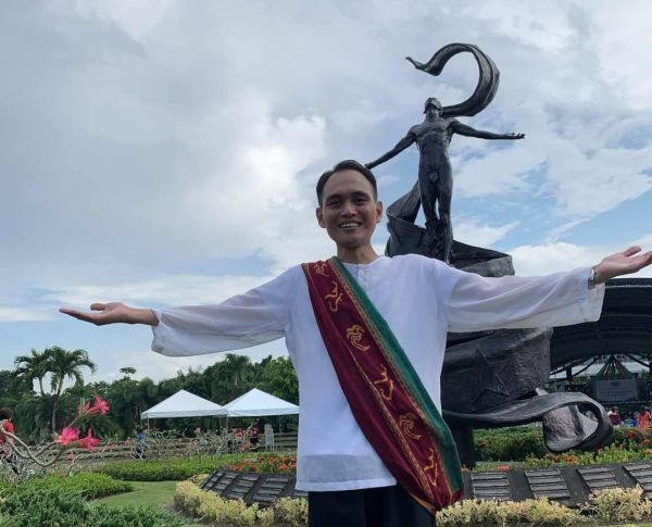Dr. Uro in front of the UPOU Oblation statue in the 2019 UPOU Commencement Rites