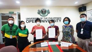 The University of the Philippines Open University (UPOU) and Land Bank of the Philippines (LBP) entered into a Memorandum of Agreement (MOA) to install an off-site Automated Teller Machine (ATM) within the UPOU’s premises. The signing between the two parties was held on 9 June 2022 at the Office of the Chancellor Conference Room, UP Open University, Los Baños, Laguna, Dr. Melinda dela Peña Bandalaria, UPOU Chancellor, and AVP Marcelina U. Babaan, LBP-UPLB Branch Head represented each institution and signed the agreement. UPOU Vice Chancellor for Finance and Administration, Dr. Jean A. Saludadez, UPOU HRDO Chief Administrative Officer Mr. Michael P. Lagaya, Landbank Branch Operations Officer Ms. Rachel A. Espiritu and Landbank Customer Associate Mr. John Robin H. Alvarez signed as witnesses. Through this agreement, UPOU employees will have the convenience of cash transactions right on campus to ensure safety and easy access to their funds. The Land Bank of the Philippines is a government financial institution that strikes a balance in fulfilling its social mandate of promoting countryside development while remaining financially viable. LANDBANK is by far the largest formal credit institution in the rural areas. It also ranks among the top five commercial banks in the country in terms of deposits, assets and loans.
