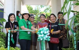 Current and former UPOU officials from left to right: Vice Chancellor Dr. Jean Saludadez, FMDS Dean Dr. Joane Serrano, Former Vice Chancellor Dr. Josefina Natividad, Former Chancellor Dr. Cristina Padolina, Chancellor Dr. Melinda Bandalaria, Former Chancellor Dr. Grace Javier Alfonso. Source: UPOU Office of Public Affairs