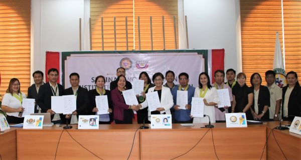 MOA Signing Ceremony between MMSU President, Dr. Shirley Castañeda Agrupis, and UPOU Chancellor and CODEPP President, Dr. Melinda dela Peña Bandalaria.