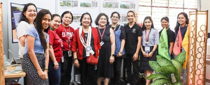 UPOU Faculty and Staff behind the UPOU Virtual Reality Booth with Chancellor Bandalaria