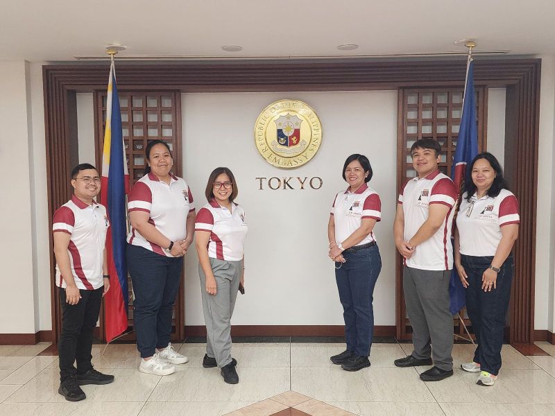 UPOU delegation at the UP VINTA Learning Caravan in Tokyo led by UPOU Chancellor Joane V. Serrano, 3rd from right. (L-R) Asst. Prof. Remsce Pasahol. Dean Charisse T. Reyes, Dean Finaflor F. Taylan, Chancellor Serrano, Dean Roberto B. Figueroa, Jr., and Asst. Prof. Margaret Jarmin-Suarez.