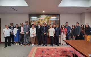 UP President Angelo Jimenez (8th from left) and H.E. Ambassador Mylene J. Garcia-Albano (8th from right) with officials of UP, UPOU and Philippine Embassy in Japan.