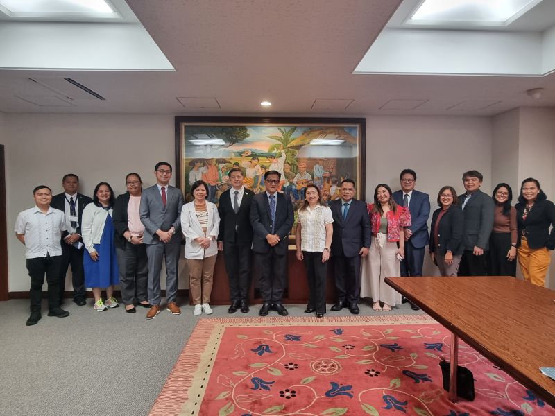 UP President Angelo Jimenez (8th from left) and H.E. Ambassador Mylene J. Garcia-Albano (8th from right) with officials of UP, UPOU and Philippine Embassy in Japan.