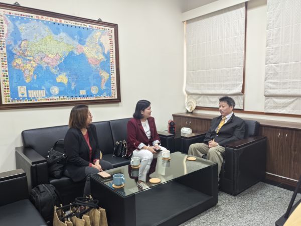 Dr. Taylan and Dr. Serrano discuss partnership opportunities with Vice President Kao.