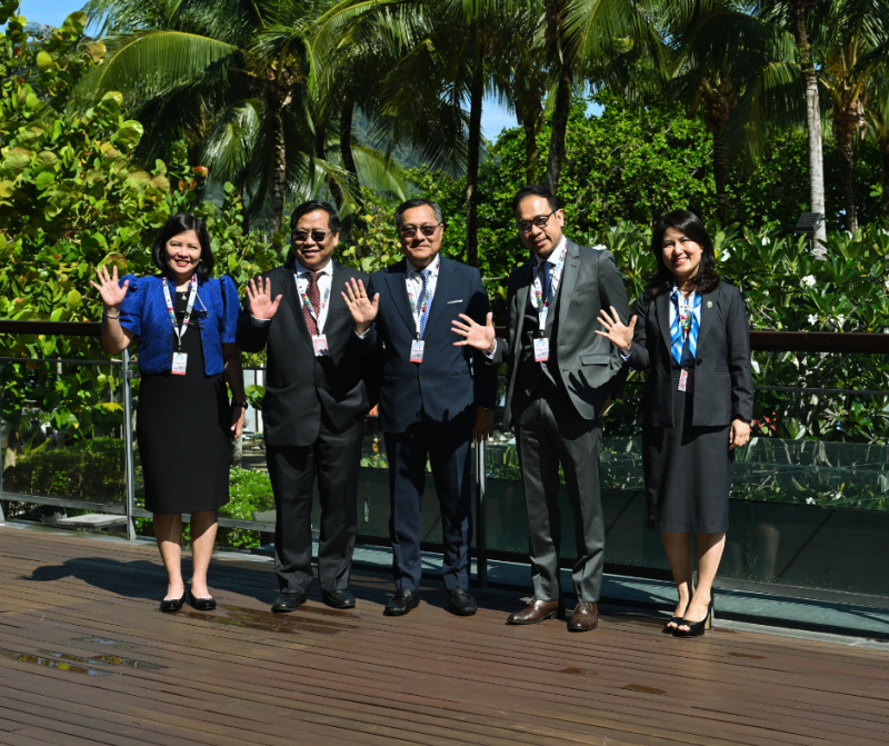 Chancellor Joane V. Serrano with the four University heads of the OU5 Research Group.