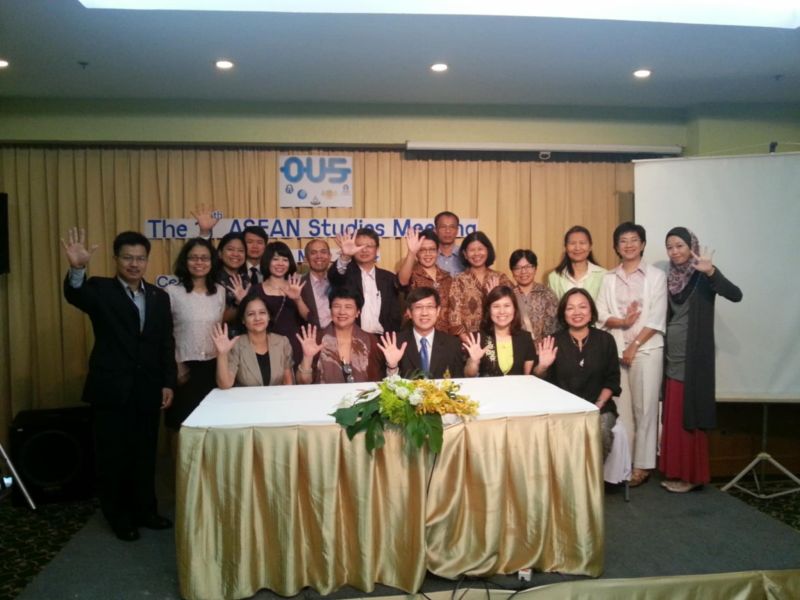 The OU5 Research Group with UPOU Former Chancellor Grace Javier Alfonso (seated 2nd from left) (Photo courtesy of Dr. Jean Saludadez)