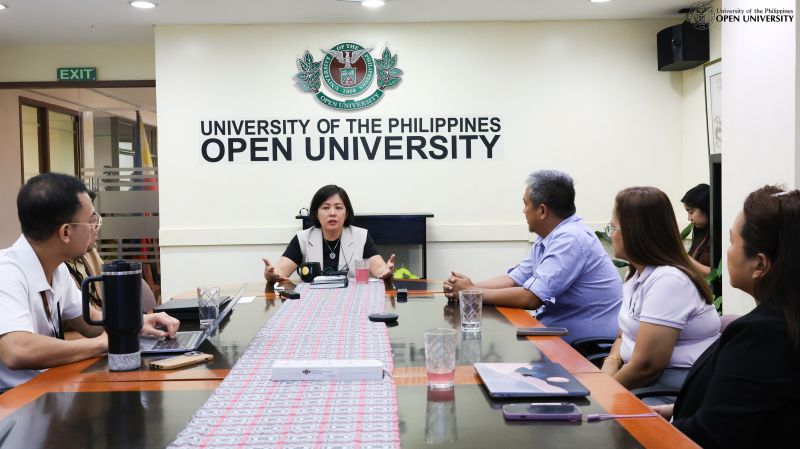 Chancellor Serrano engaeges in discussion with PhilCeCNet for activities they can do collaboratively.