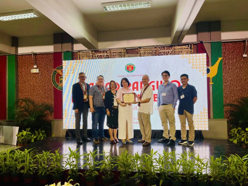 Dr. Rita C. Ramos (center) receives recognition at the Gawad Pangulo para sa Natatanging Inobasyon: Paglalahad ng mga Likha