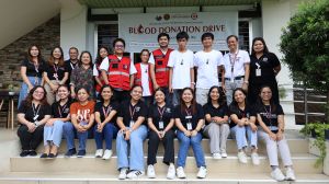 Ugnayan ng Pahinungód UPOU Dir. Larry N. Cruz (2nd from right, standing) and Dr. Emely M. Amoloza (4th from left, standing), Chair of the UPOU Wellness, Healthy Lifestyle and Sports Committee, with the volunteers from Philippines Red Cross, Faculty of Information and Communication Studies and Ugnayan ng Pahinungód UPOU.