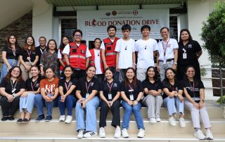 Ugnayan ng Pahinungód UPOU Dir. Larry N. Cruz (2nd from right, standing) and Dr. Emely M. Amoloza (4th from left, standing), Chair of the UPOU Wellness, Healthy Lifestyle and Sports Committee, with the volunteers from Philippines Red Cross, Faculty of Information and Communication Studies and Ugnayan ng Pahinungód UPOU.