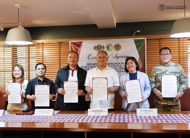 From left, Ms. Maria Recelyn Marasigan, UPOU Asst. Prof Remsce Pasahol, UPAA President and Alumni Regent Mr. Robert Lester Aranton, Director General, Gen. Gregorio Pio Catapang Jr., AFP (Ret) CESE, UPOU Chancellor Joane Serrano, BGen.Atty. Melencio Faustino