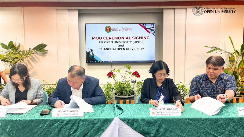 The principal signatories from both institutions signing the Memorandum of Understanding