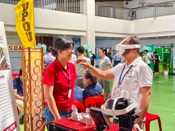 One of the judges tries out the UPOU Perma G.A.R.D.E.N. Virtual Tour.