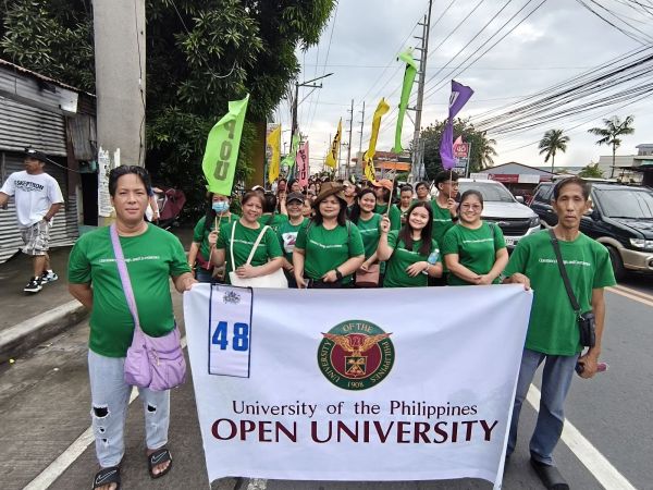 UPOU faculty and staff members join the Bañamos Civic Parade on 17 September 2025. 