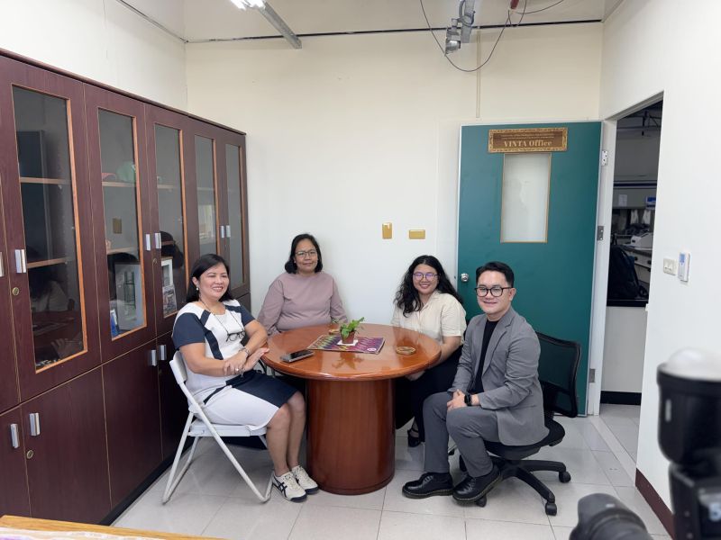 Chancellor Dr. Joane Serrano with the UPOU Delegation in the USR/VINTA Office at KMU.