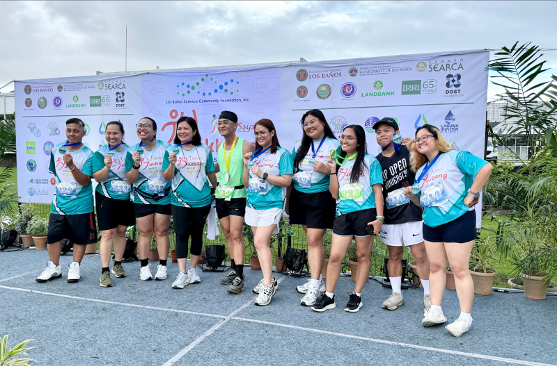Chancellor Joane Serrano (4th from left) joins UPOU faculty and staff members at the Hakbang Para sa Agham event. (Photo from Sydney Macahiya)
