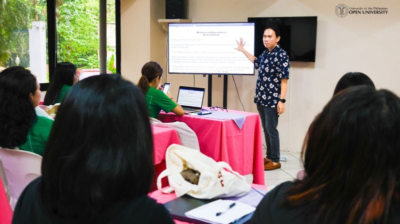Dr. Jerry Donato discussing the principles and structure of news writing during the 2nd day of the training.