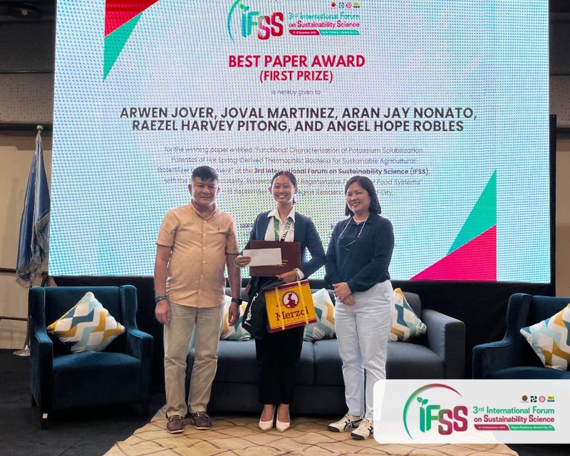 Ms. Arwen Jover accepts the certificate and cash prize for the Best Paper Award won by her team.