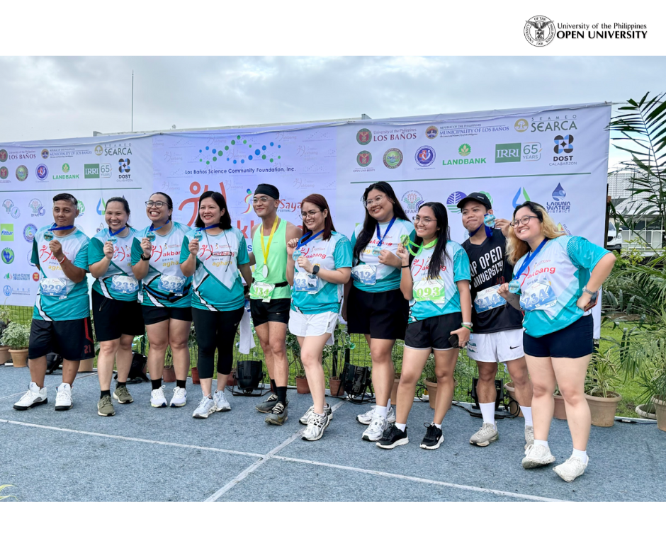 Chancellor Joane Serrano (4th from left) joins UPOU faculty and staff members at the Hakbang Para sa Agham event. (Photo from Sydney Macahiya)