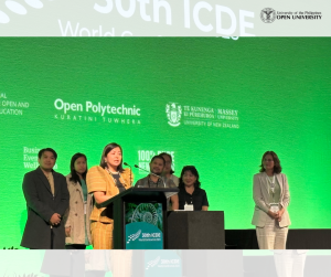 Chancellor Serrano invites ICDEWC2025 participants to the ICDE Worlf Conference 2027 in the Philippines.