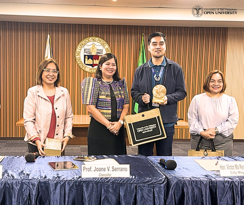 L-R: Dr. Finaflor Taylan, Dr. Joane V. Serrano, Mayor Vico Sotto and Ms. Elvira Flores during the siging of agreement between UPOU and the city of Pasig.