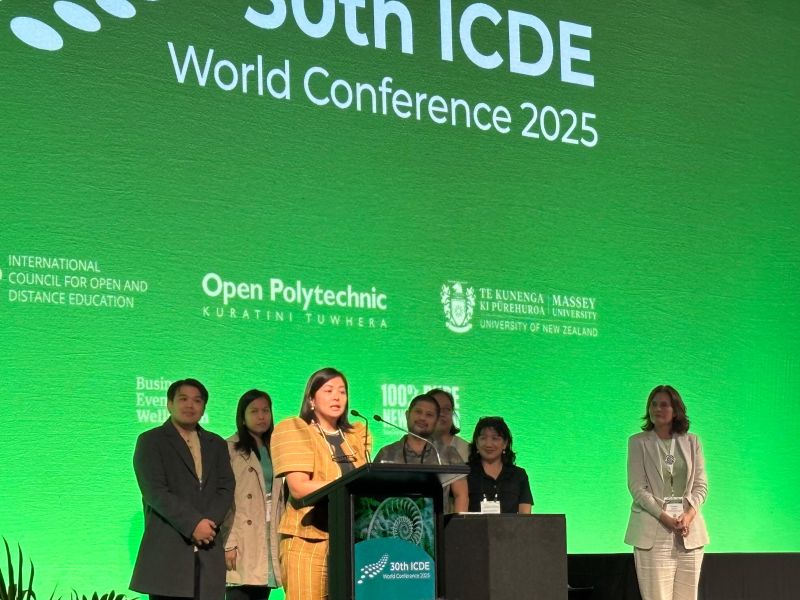 Chancellor Serrano invites ICDEWC2025 participants to the ICDE World Conference 2027 in the Philippines.