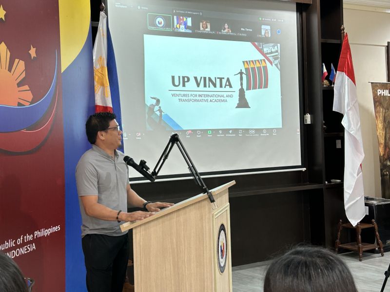 Mr. Jhobal Sebarrotin speaks on how UPOU’s PTC and DSus programs helped advance his career and encouraged Overseas Filipinos to prioritize learning over scrolling in the UP VINTA Hybrid Launching in Jakarta, Indonesia.