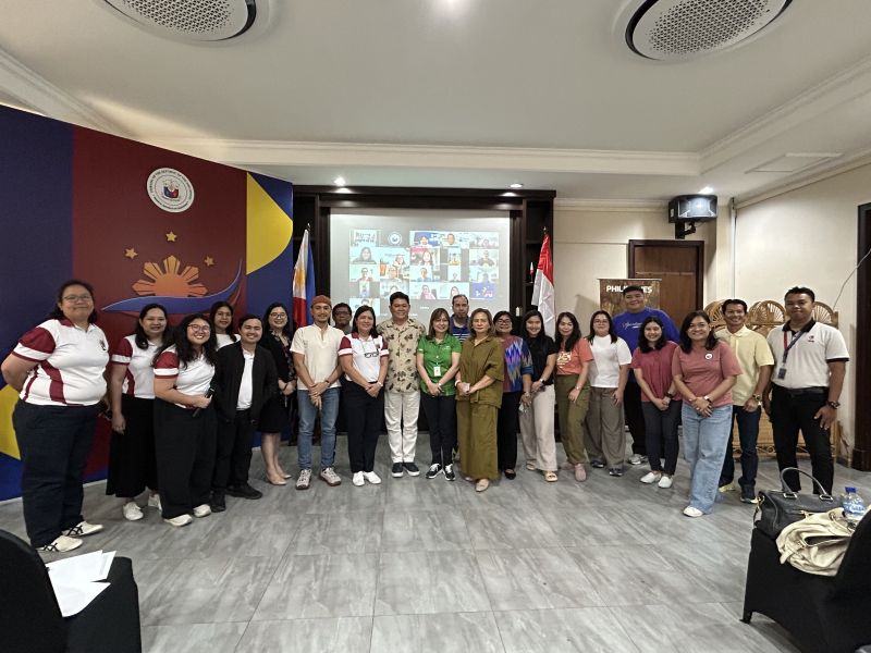The UPOU delegation, together with representatives from the Philippine Embassy in Jakarta, poses with participants of the UP VINTA Learning Caravan, commemorating their engagement and collaboration during the event.