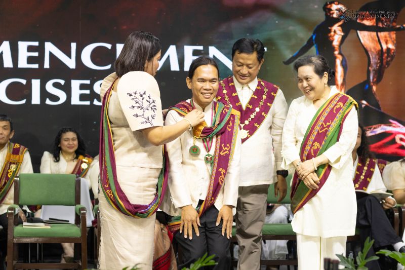 Mr. Jerry Donato, DComm 2025, receives his UPOU doctoral hood from Chancellor Serrano (left), President Angelo Jimenez (second from right), and Prof. Arminda Santiago (rightmost), his adviser.