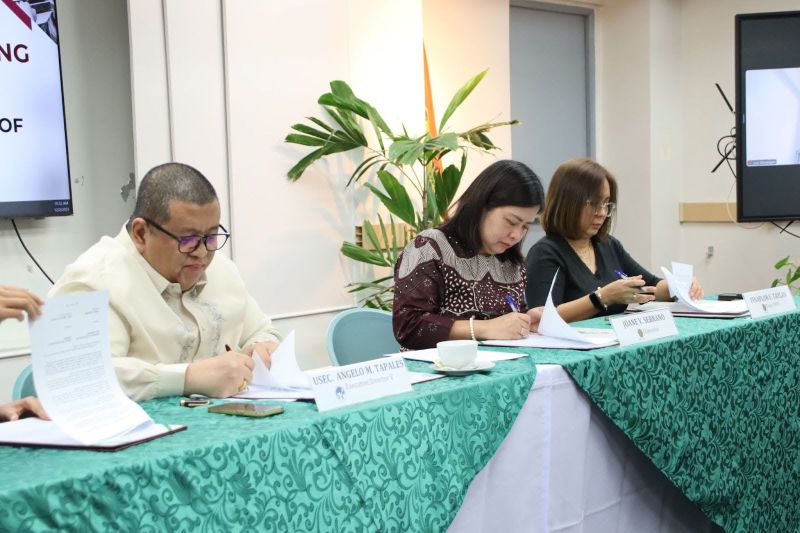 Principal signatories during the ceremonial sealing of the partnership