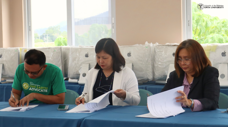 Chancellor Serrano (center), FMDS Dean Taylan (right), and Sir Velasco (left) as the principal signatories.