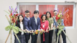 Vice Chancellor Lacaste (2nd from right), Vice Chancellor Saludadez (3rd from right), with KMU delegates led by Professor Hsu (center), led the cutting of the ribbon for the UPOU Kaohsiung Medical University (KMU) International University Social Responsibility (iUSR) Office.