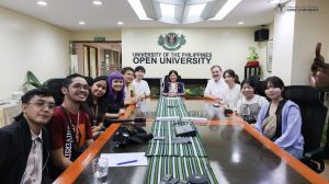 Chancellor Joane Serrano (center) with Roberto Figueroa, Jr. (fifth from left), Takayuki Konno (sixth from left), Eric Hawkinson (right), and students from the University of the Philippines Open University and Meisei University.
