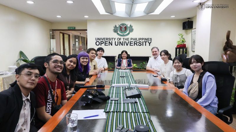 Chancellor Joane Serrano (center) with Roberto Figueroa, Jr. (fifth from left), Takayuki Konno (sixth from left), Eric Hawkinson (right), and students from the University of the Philippines Open University and Meisei University.
