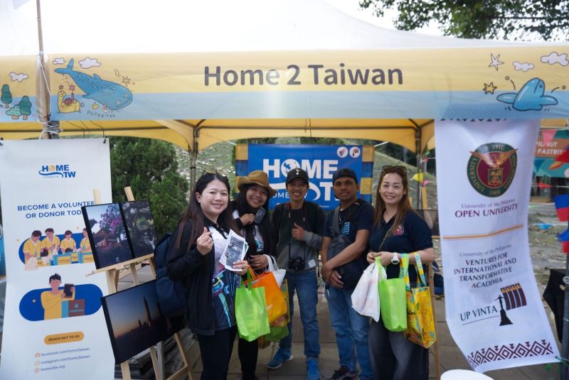 TeamSnapCrew members- Ms. Christine Echon, Ms. Cristina Arales, and Ms. Marilou Ramos expressing interests in UPOU and H2TW programs during Day 2.