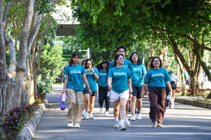 UPOU faculty and staff members join the anniversary fun run around the UPOU campus.