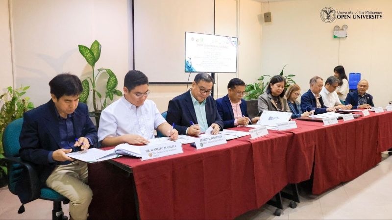 Principal signatories representing the HEIs during the signing.