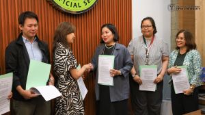 UPOU Chancellor Joane Serrano (right) shaking hands with Tarlac City Mayor Susan Yap (left) with other principal signatories (L-R): Tarlac Governor Christian Yap, UPOU FEd Dean Charisse Reyes, and UPOU FMDS Dean Finaflor Taylan.